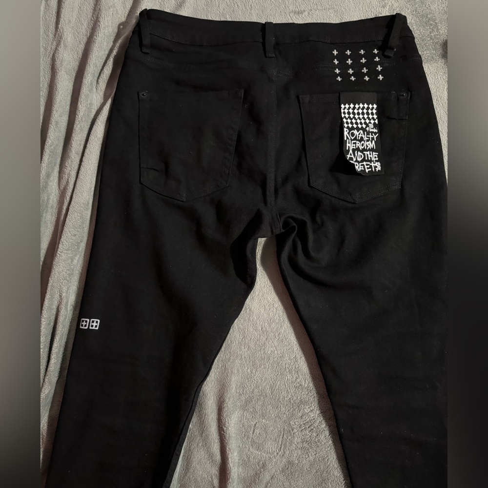 Never worn 🔥,Thick material 🥋,Slim fit so lower sizes can fit✅